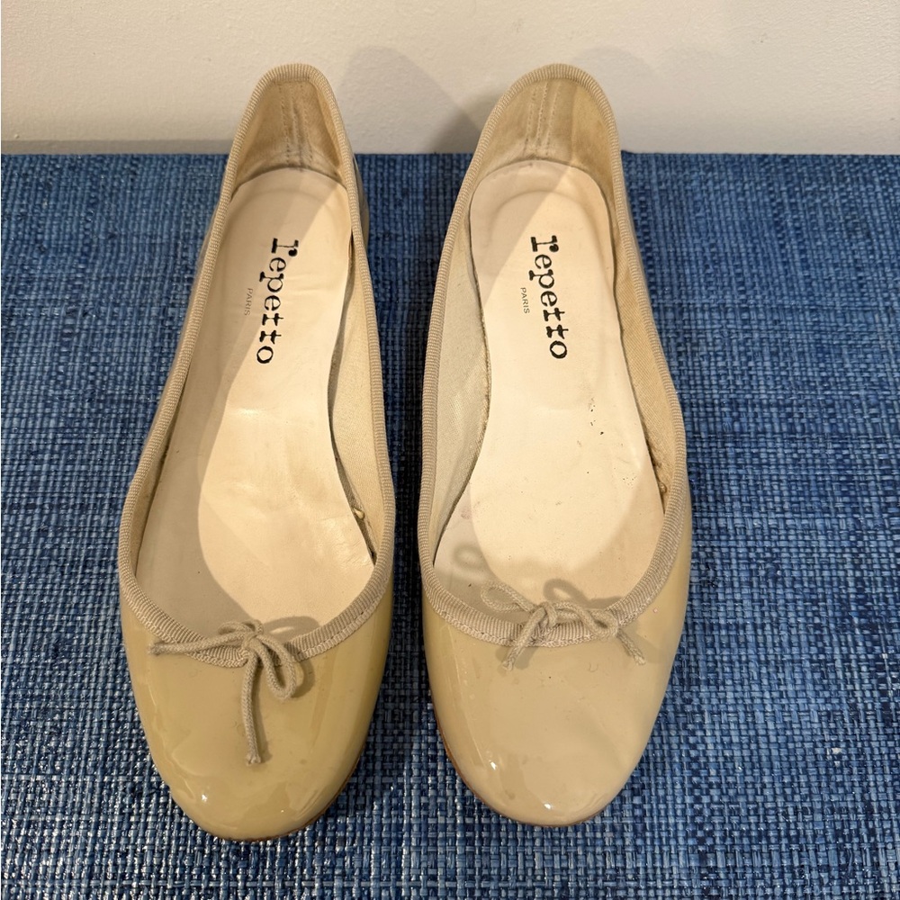 Repetto Cream Glossy Flats